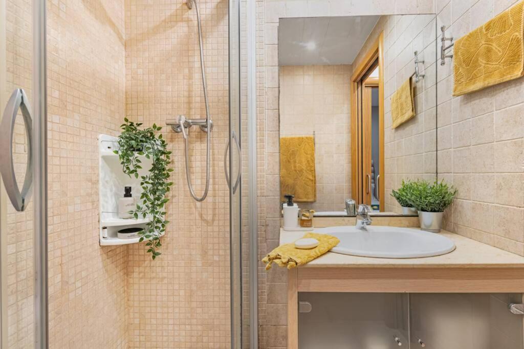 Lodging Apartments Villa De Gracia 2 Bedroom Cozy Apartment Barcelona Kültér fotó
