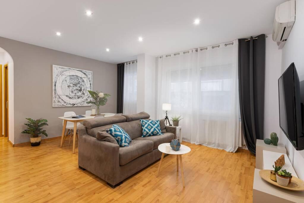 Lodging Apartments Villa De Gracia 2 Bedroom Cozy Apartment Barcelona Kültér fotó